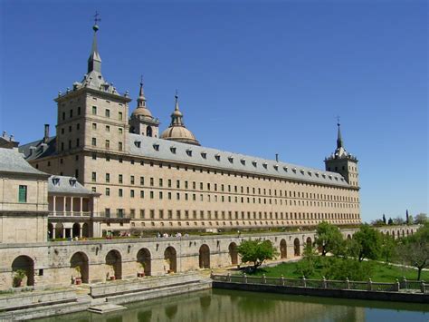 El Escorial: En Rönröst av Habsburgska Makten och Den Kontroversiella Byggnaden som Förvandlade ett Berg till ett Kungligt Mausoleum